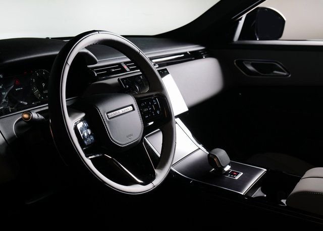 New 2026 Santorini Black Land Rover Dynamic SE image 17
