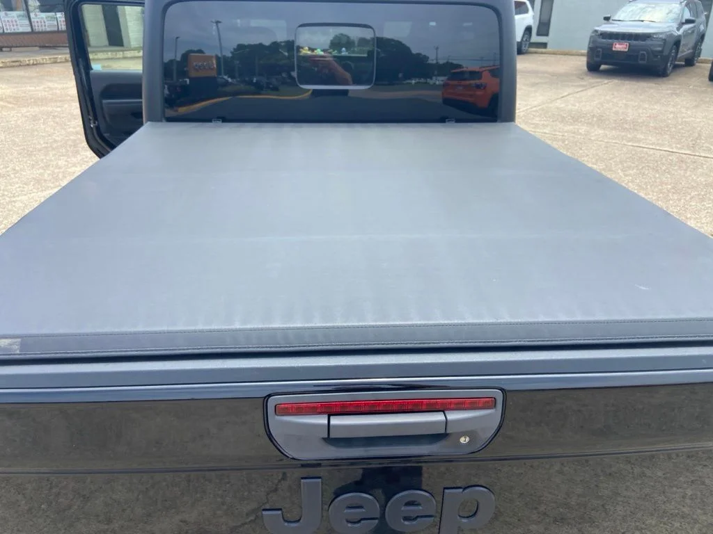Used 2022 Black Jeep Sport image 33