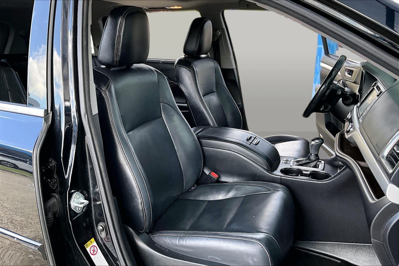 Used 2017 Midnight Black Metallic Toyota XLE image 8