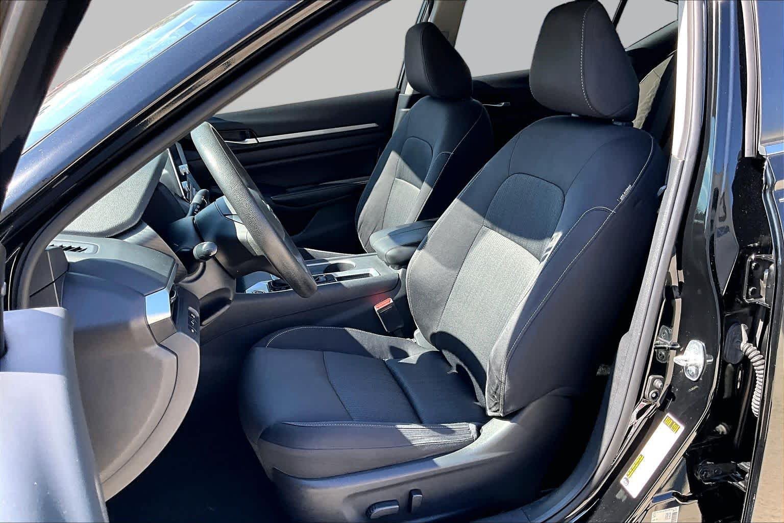 Used 2022 Super Black Nissan 2.5 SV image 8