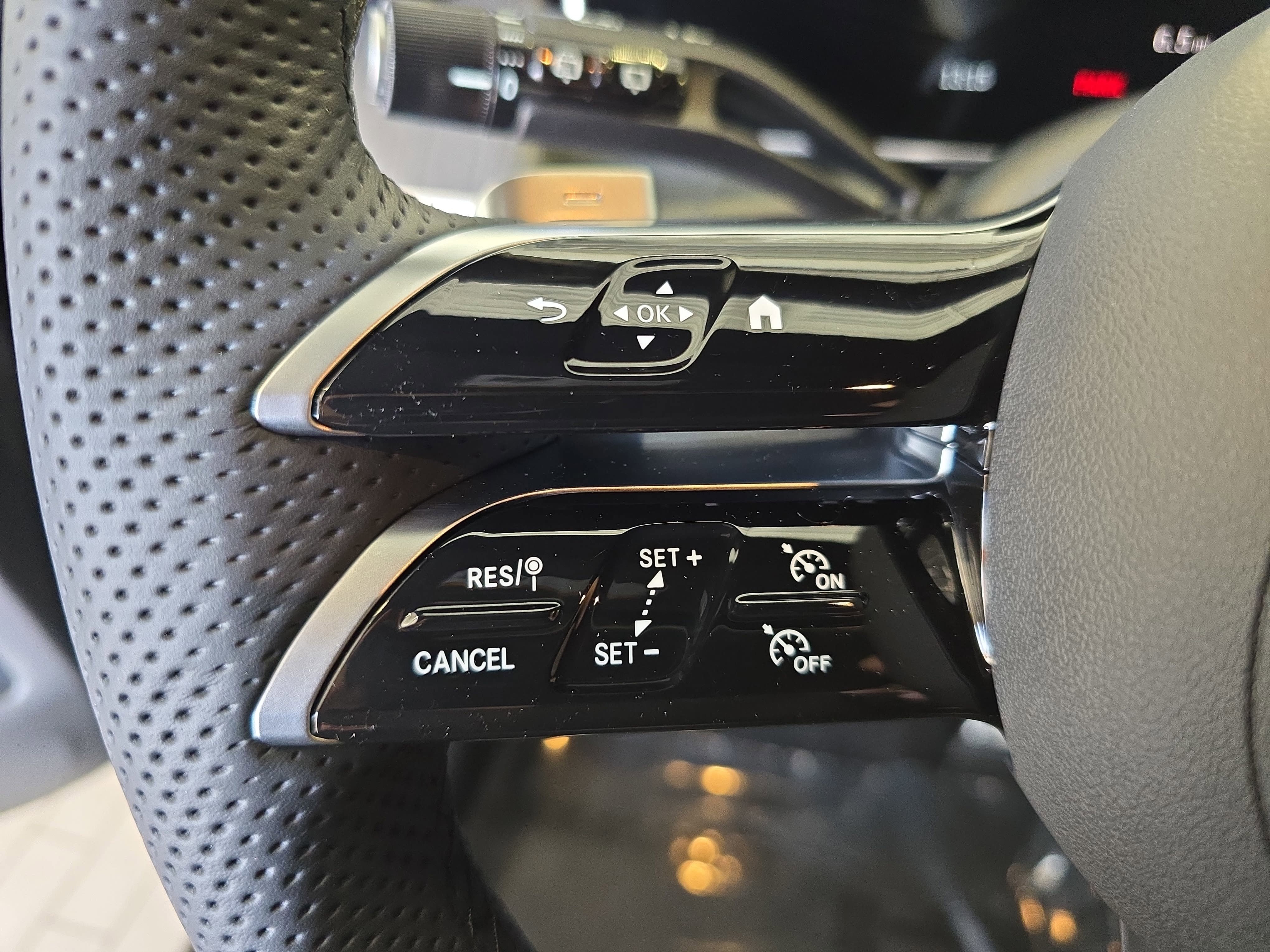 New 2026 Graphite Grey Metallic Mercedes-Benz GLC300 image 18