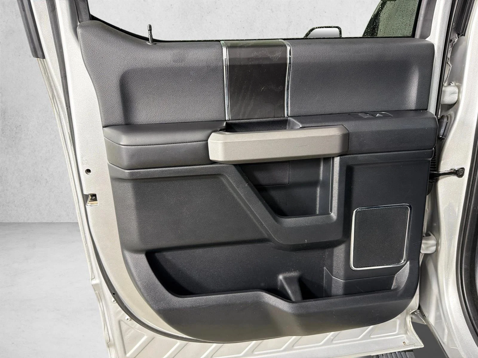 Used 2019 White Ford Platinum image 22