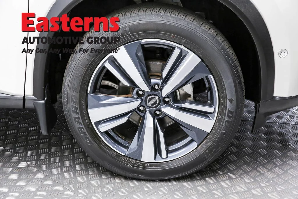 Used 2023 White Nissan SL image 34
