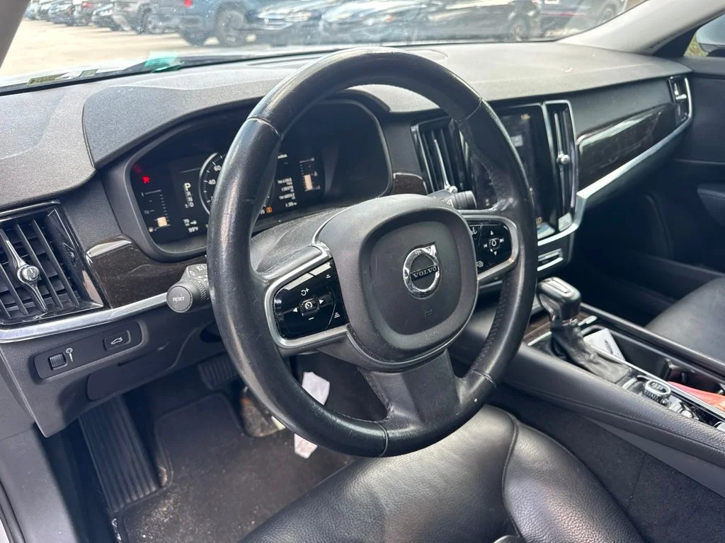 Used 2018 Silver Volvo T5 Momentum image 9