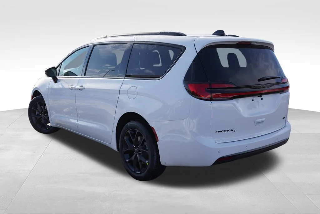 New 2026 Bright White Clear-Coat Exterior Paint Chrysler Select image 5