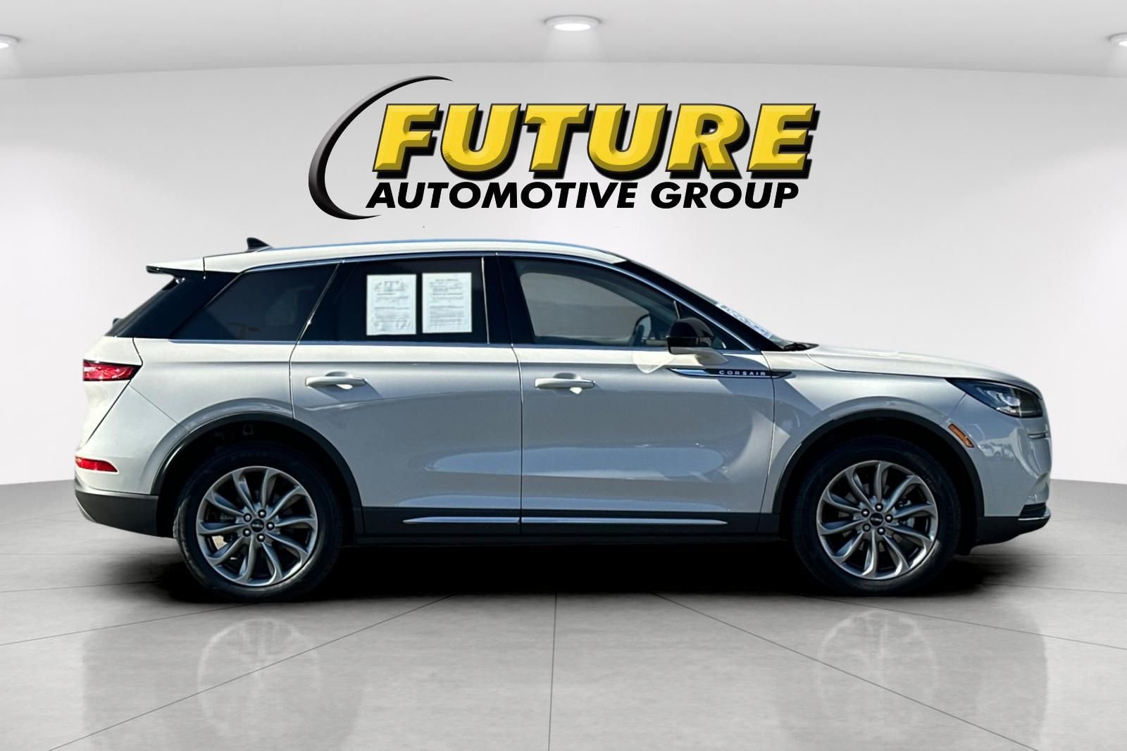 Used 2022 White Lincoln Standard image 2