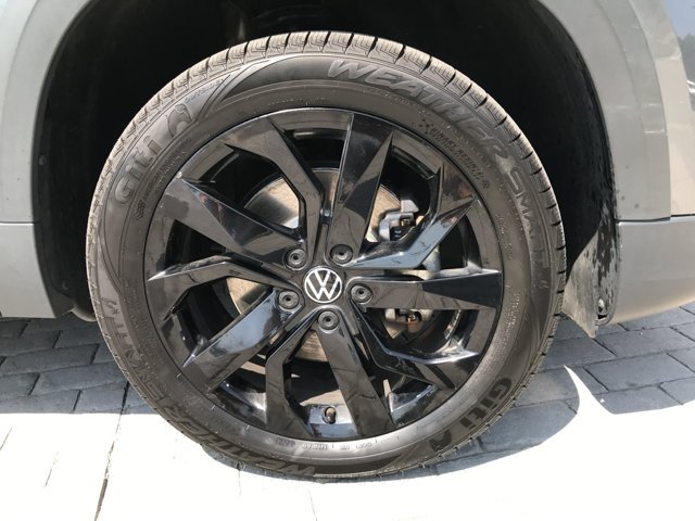 Used 2022 Platinum Gray Metallic Volkswagen SE image 13