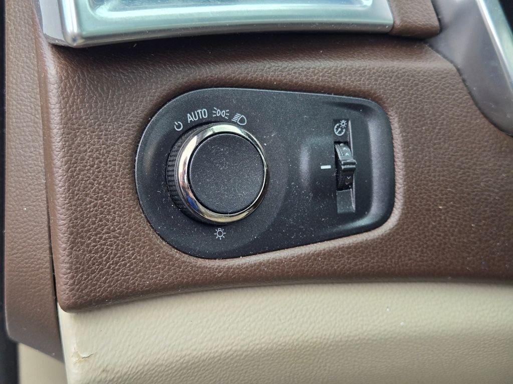 Used 2015 White Cadillac Luxury image 22