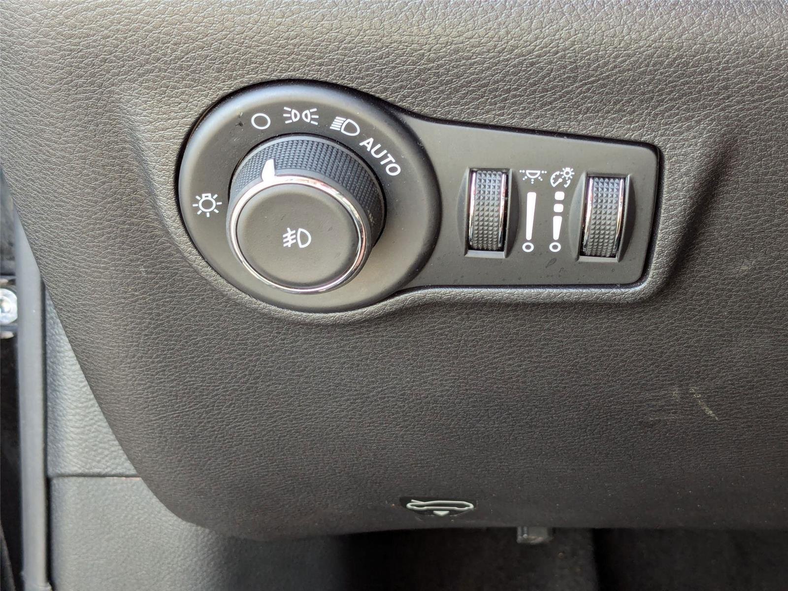 Used 2024 Diamond Black Crystal Pearlcoat Jeep Latitude image 15