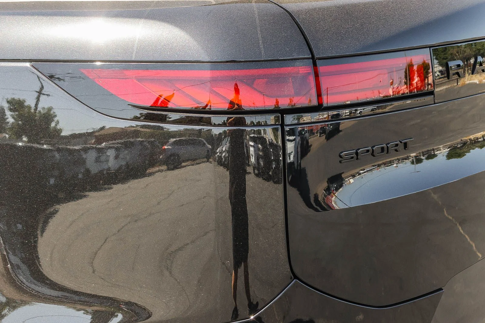 New 2026 Santorini Black Land Rover Dynamic SE image 11