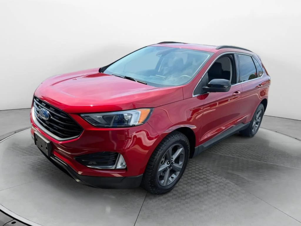 Used 2022 Red Ford SEL image 1