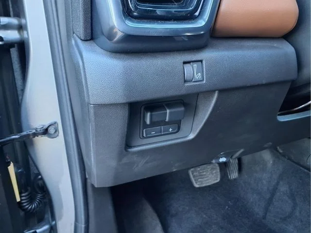 Used 2025 Silver GMC AT4 image 22
