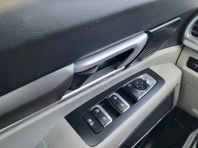 Used 2020 White Kia S image 25