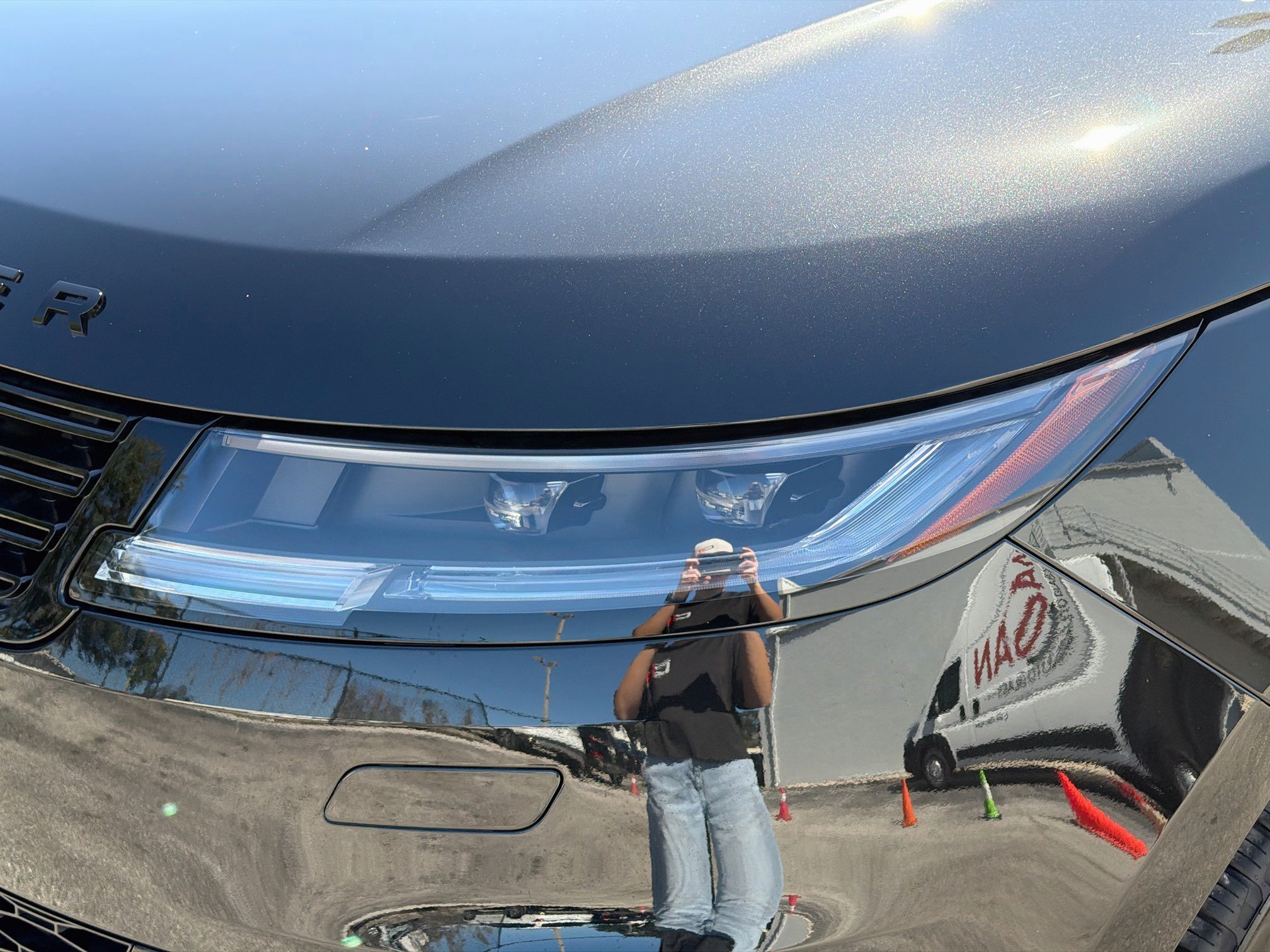 New 2027 Santorini Black Land Rover SE image 9