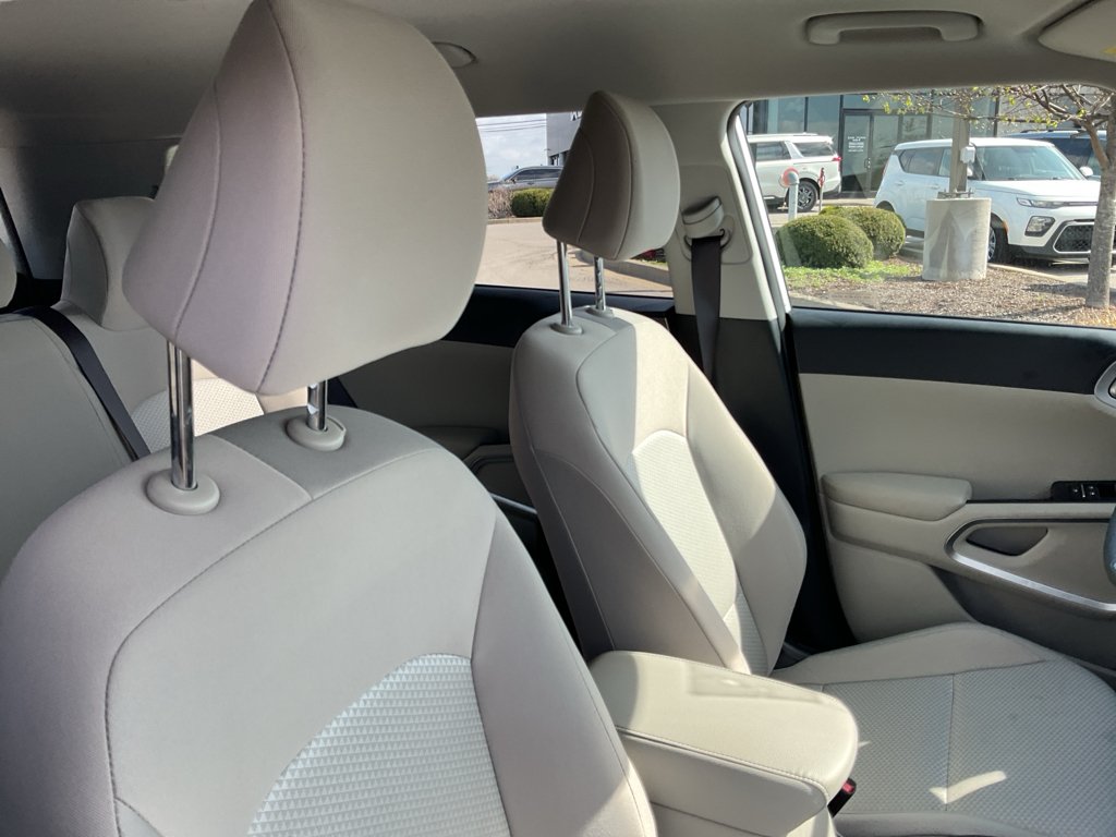 Used 2025 Whi Kia LX image 11