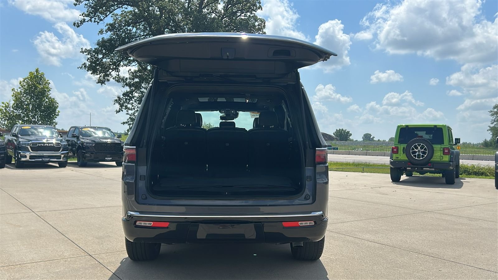 Used 2024 Gray Jeep Base image 17