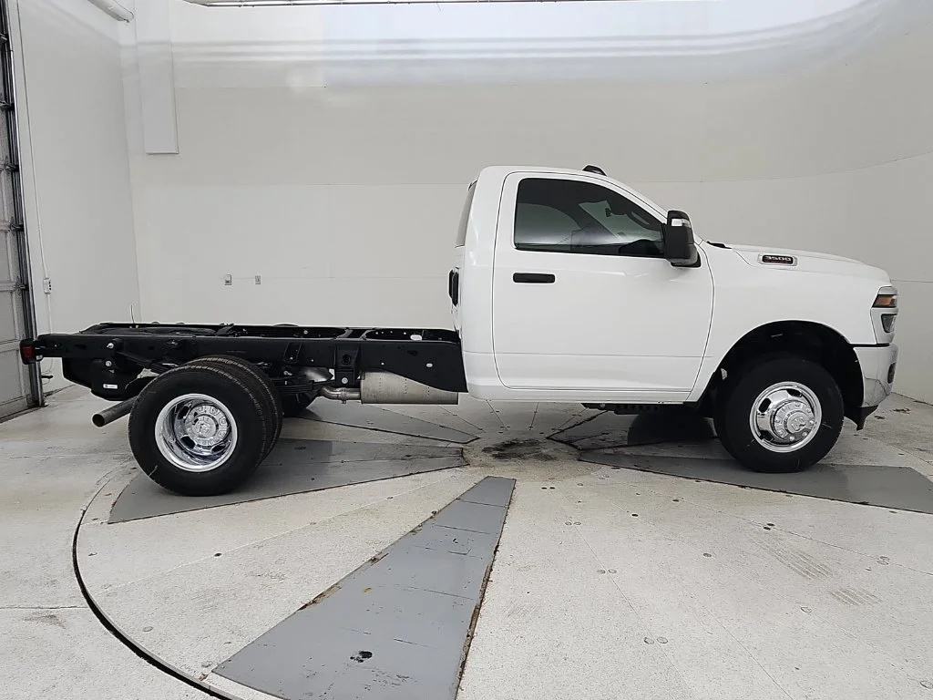 2026 RAM 3500 Chassis Tradesman - Photo 9