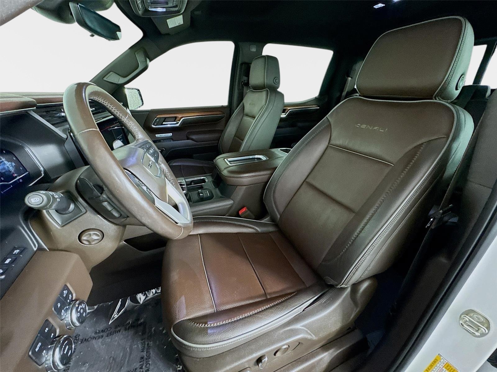 Used 2022 White Frost Tricoat GMC Denali image 11