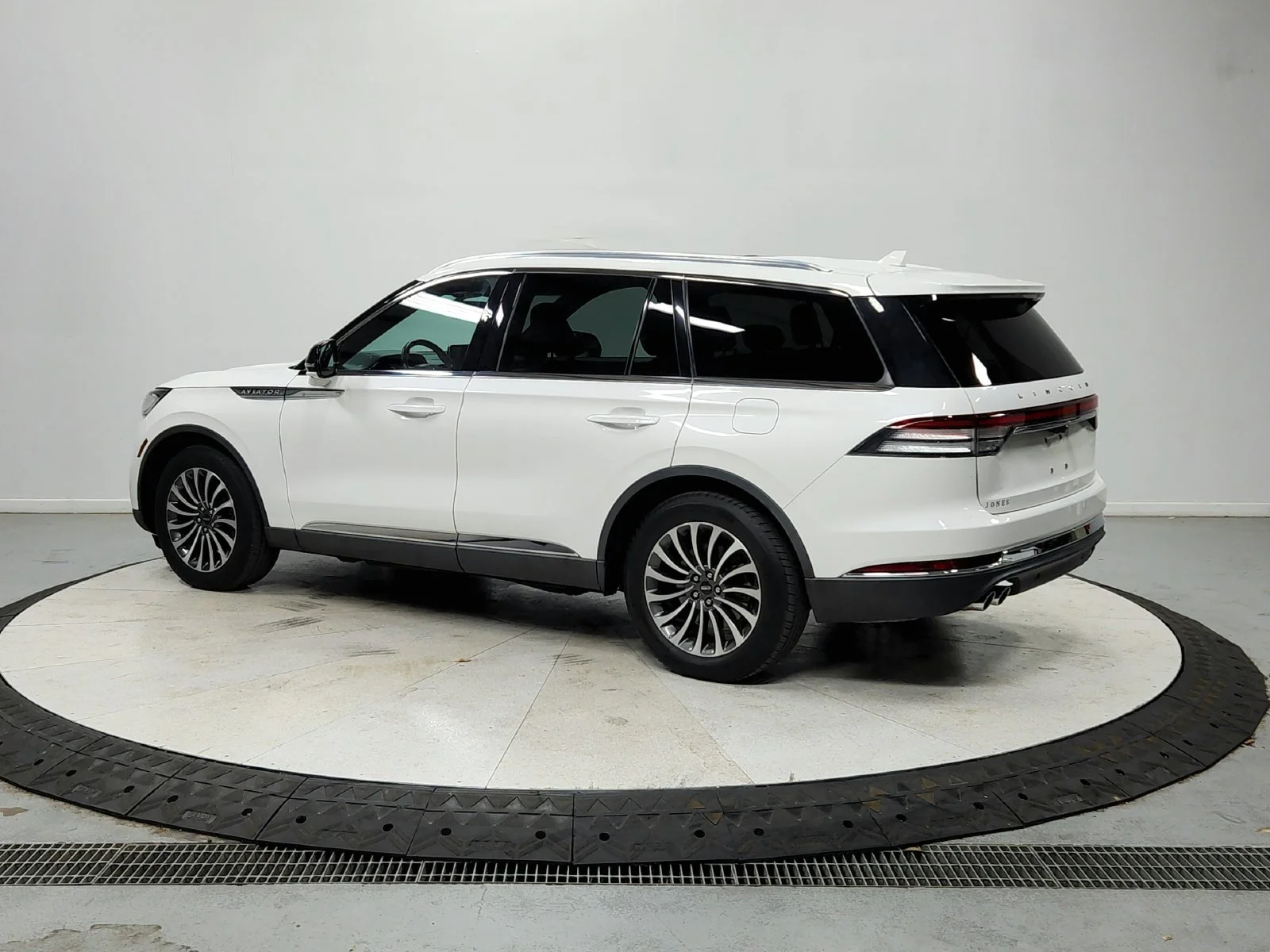 Used 2022 White Lincoln Reserve image 6