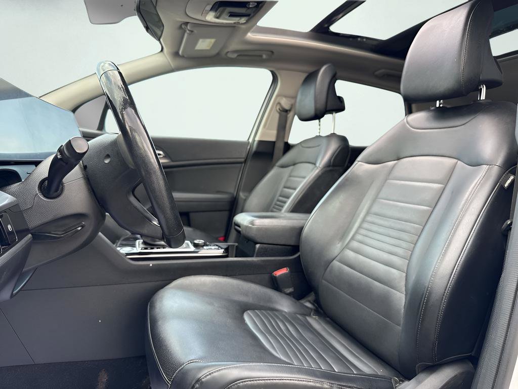 Used 2023 White Kia SX-Prestige image 13