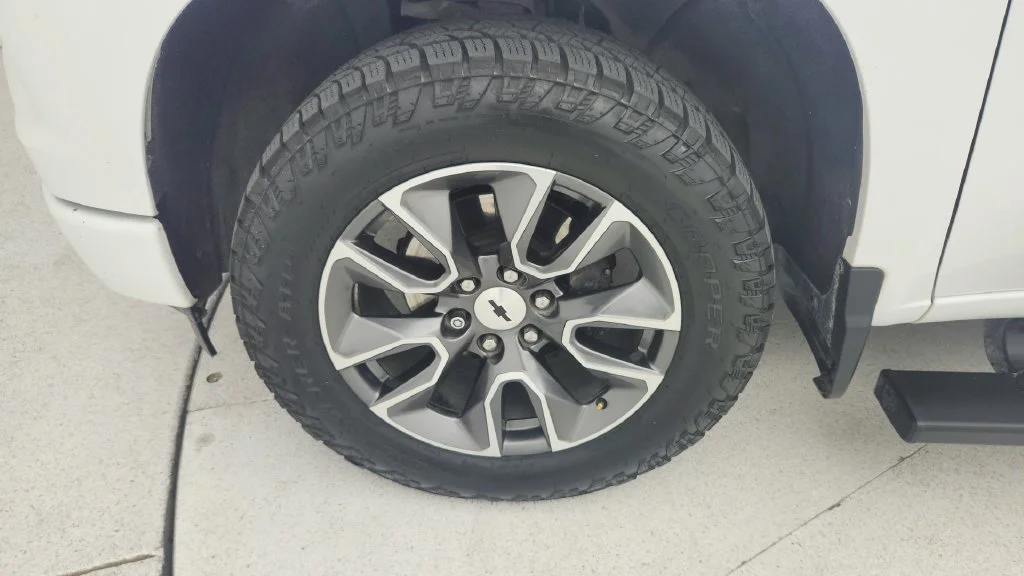 Used 2022 SUMMIT WHITE Chevrolet RST image 28