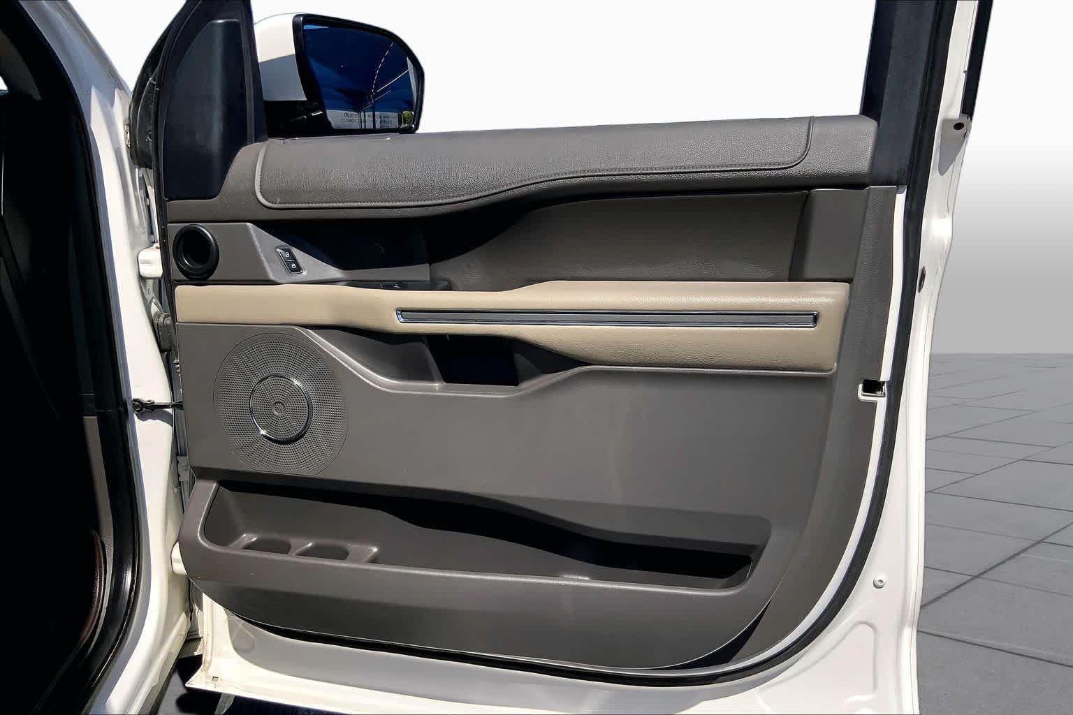 Used 2018 White Platinum Metallic Tri-Coat Ford XLT image 23