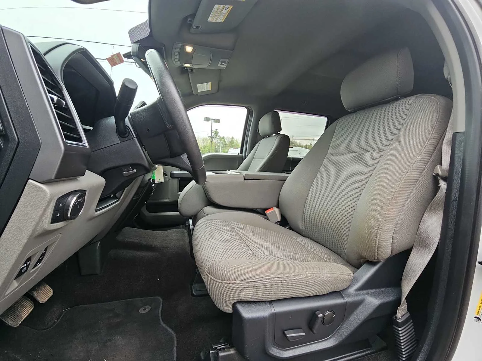 Used 2020 Oxford White/Magnetic Ford XLT image 12