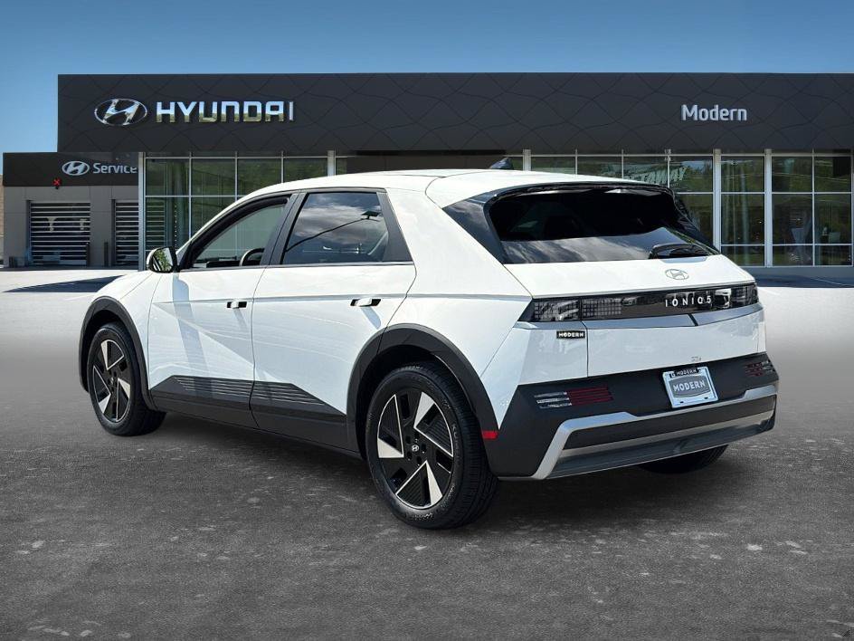 Used 2025 Atlas White Hyundai SE Standard Range image 5