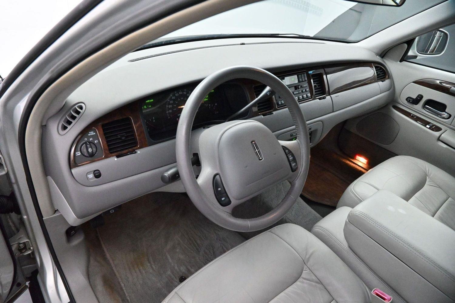 Used 2000  Lincoln Executive image 12
