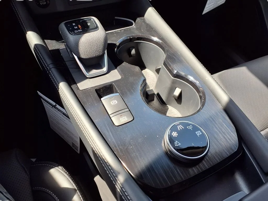 New 2026 Champagne Silver Metallic / Super Black Two-tone Nissan Platinum image 10