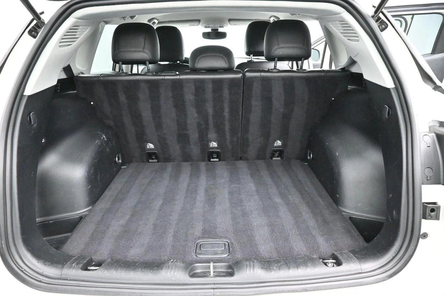 Used 2019 White Clearcoat Jeep Latitude image 9