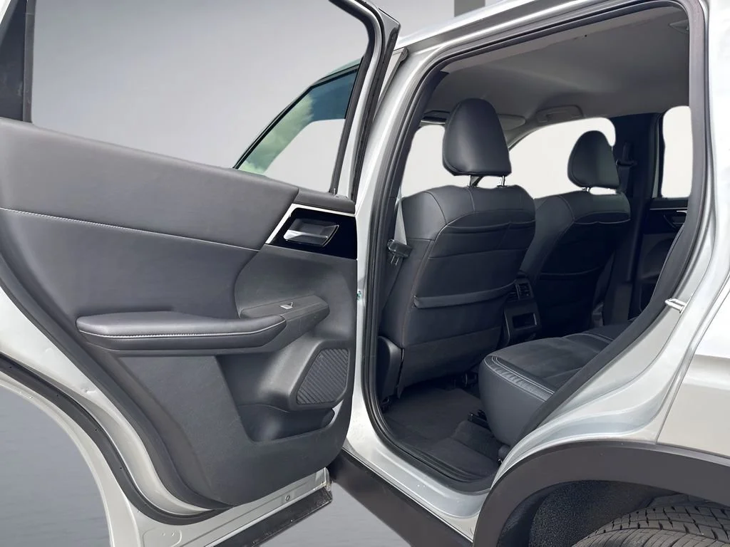 Used 2022 Silver Mitsubishi SE image 29