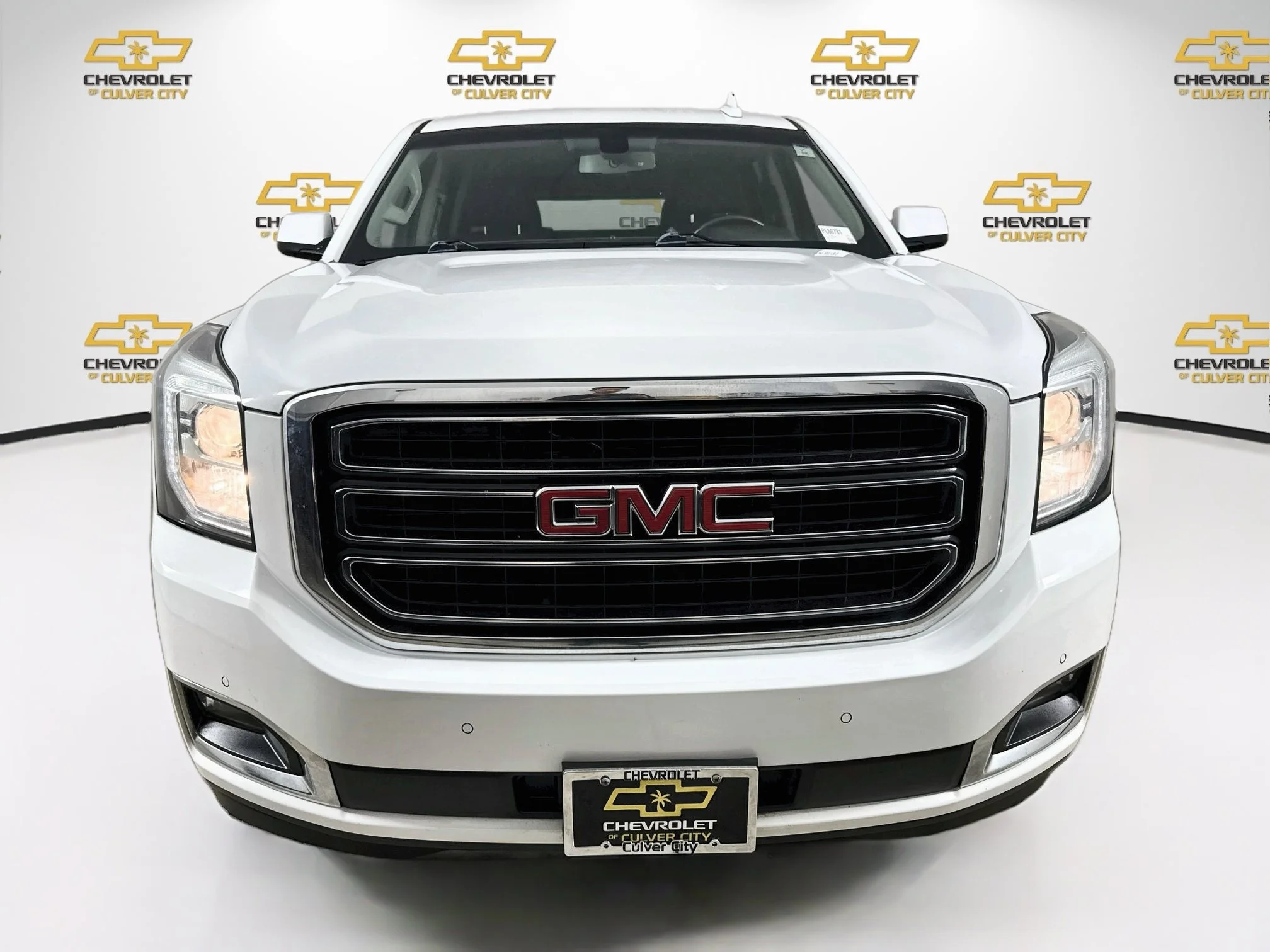 Used 2019 SUMMIT WHITE GMC SLE image 2