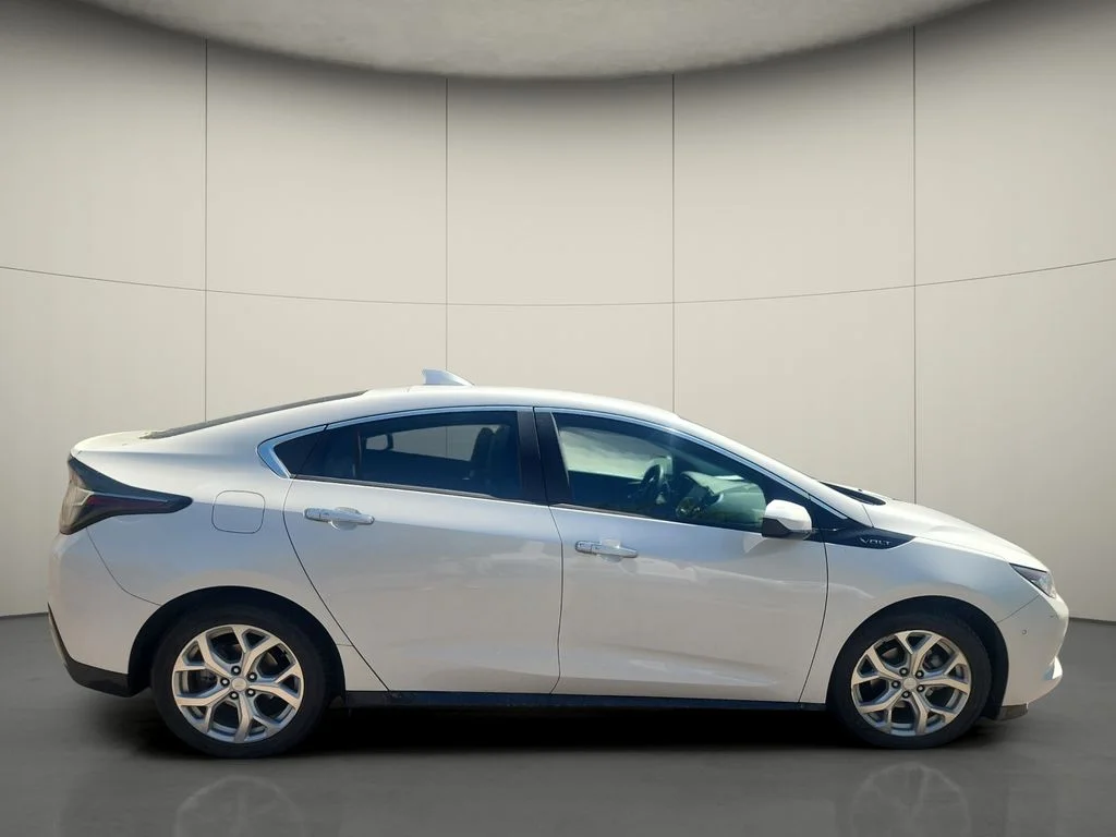 Used 2018 Beige Chevrolet Premier image 8