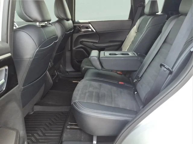 Used 2024  Mitsubishi SE image 19
