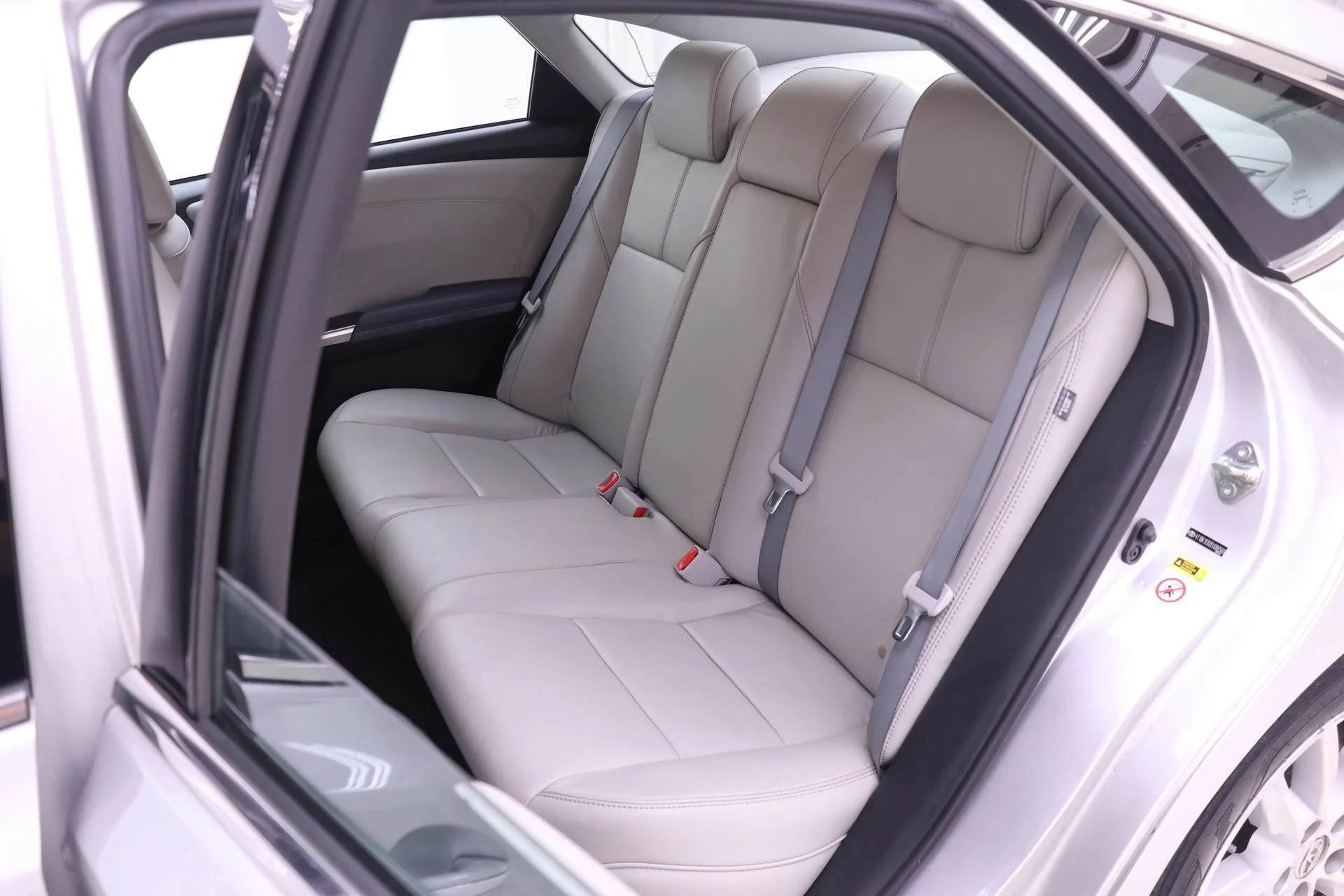 Used 2014 Classic Silver Metallic Toyota XLE image 11