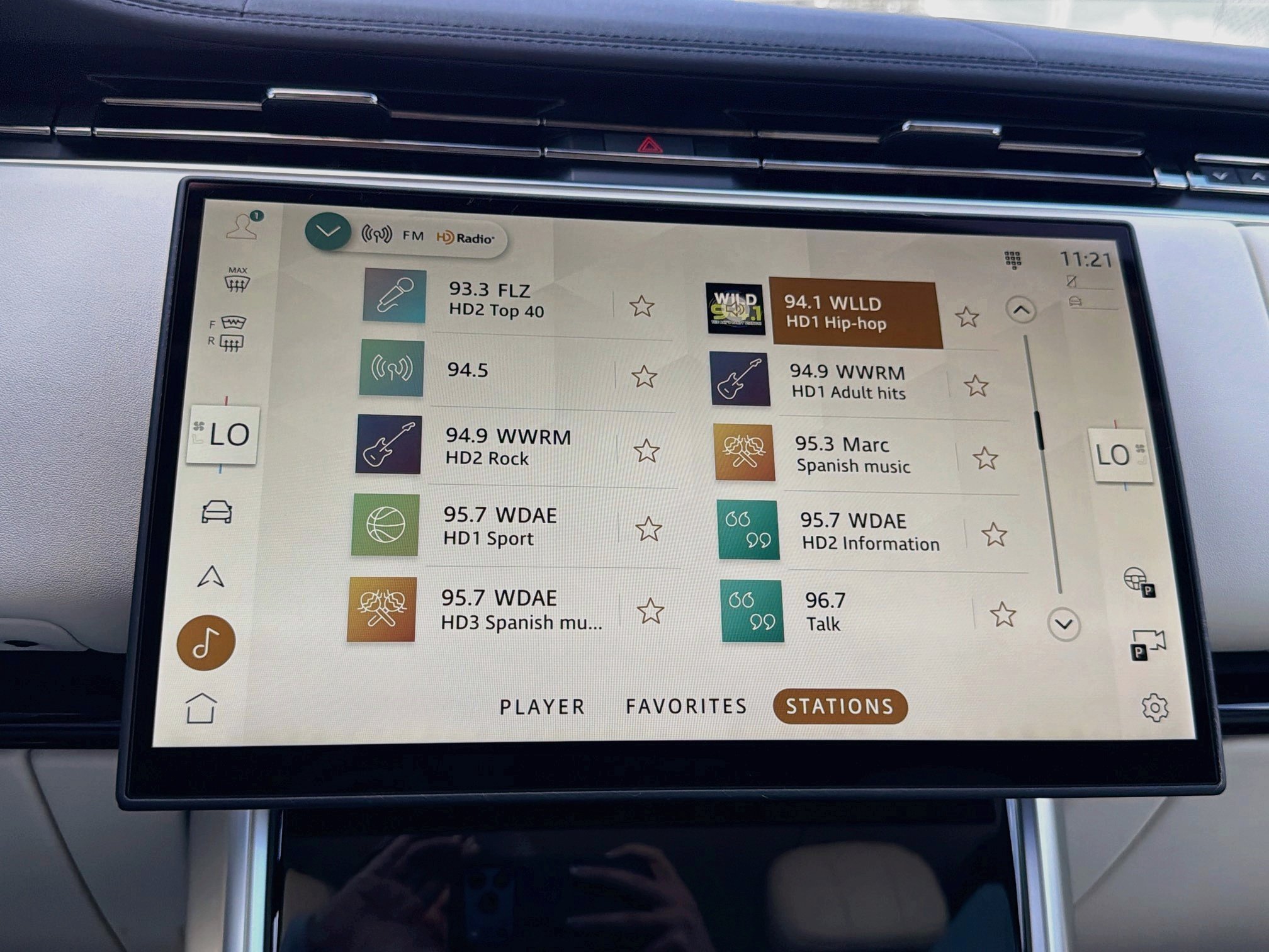 New 2027 Santorini Black LAND ROVER SE image 32