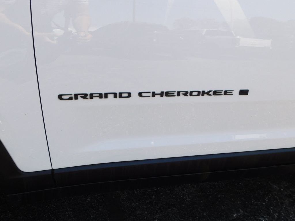 Used 2024 White Jeep Altitude image 41