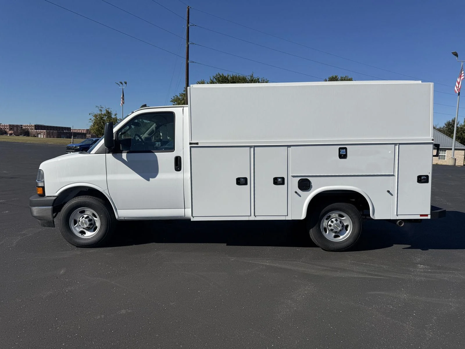 New 2026 Summit White Chevrolet 1WT image 7