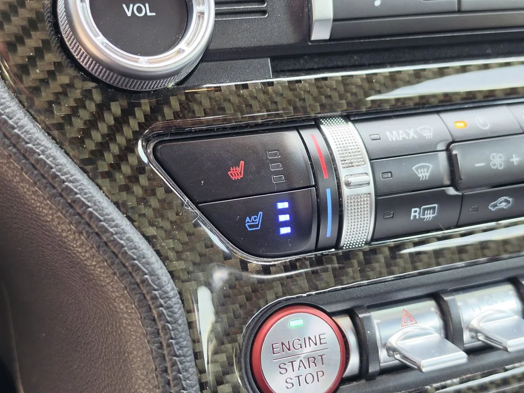 Used 2020  Ford GT Premium image 23