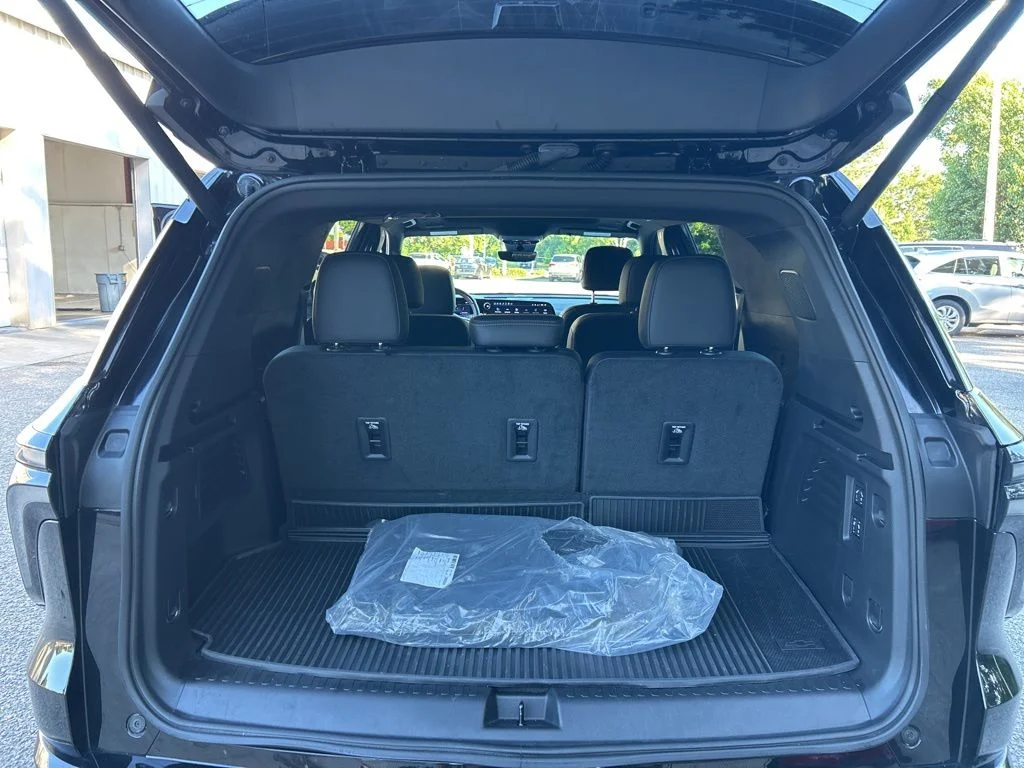 Used 2025 Black Chevrolet High Country image 23