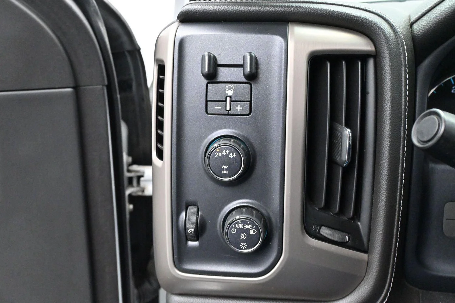 Used 2019 Summit White GMC Denali image 26