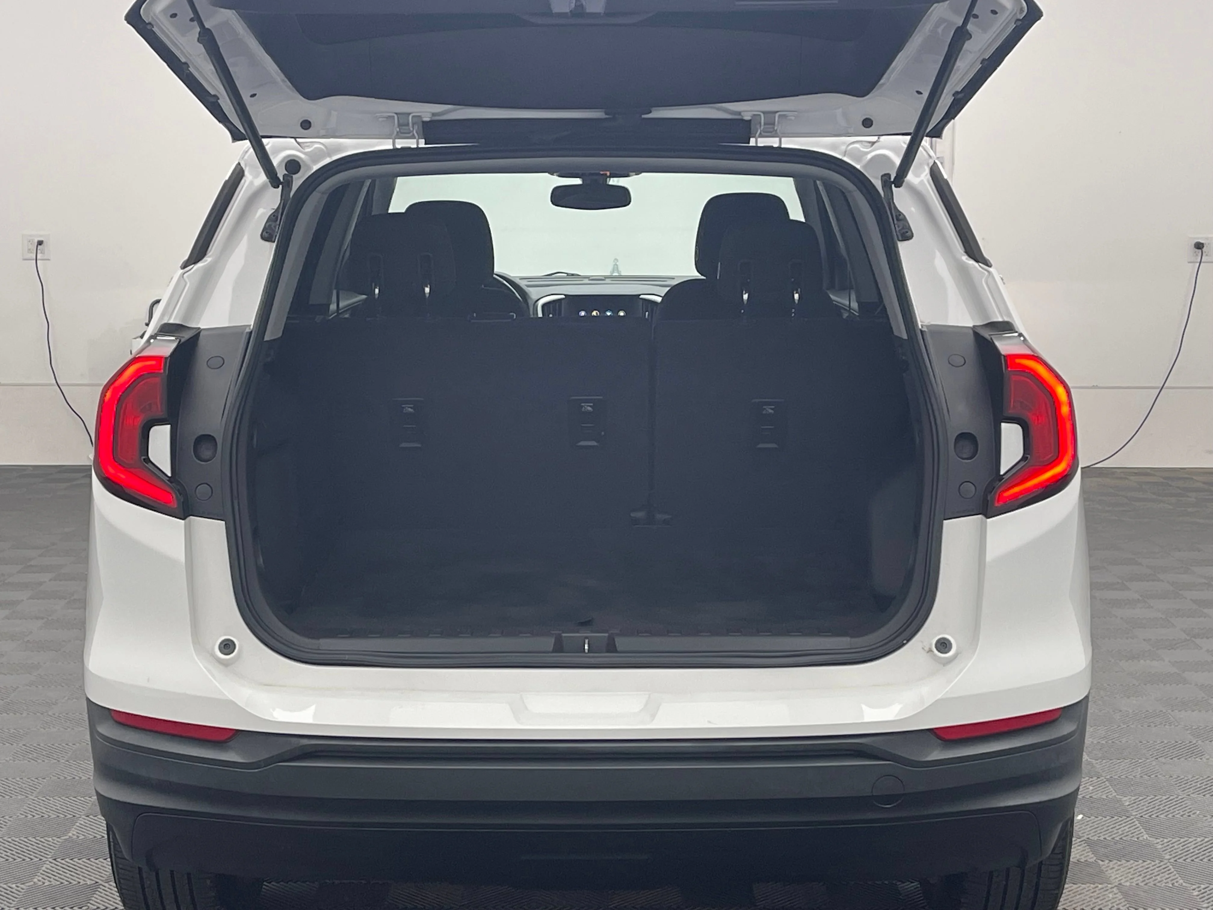 Used 2019 SUMMIT WHITE GMC SLE image 8