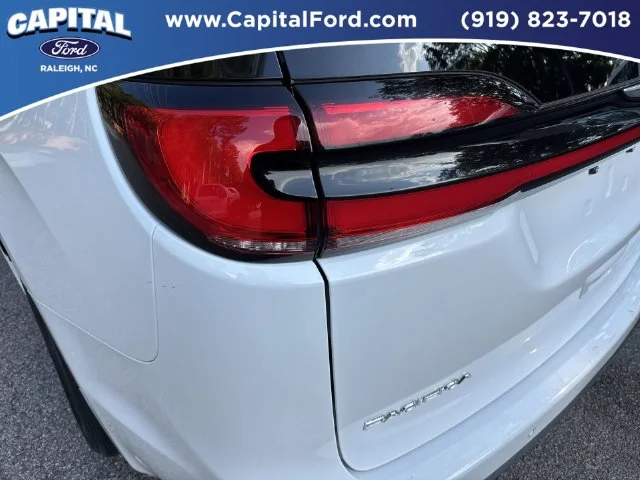 Used 2025 White Chrysler Select image 15