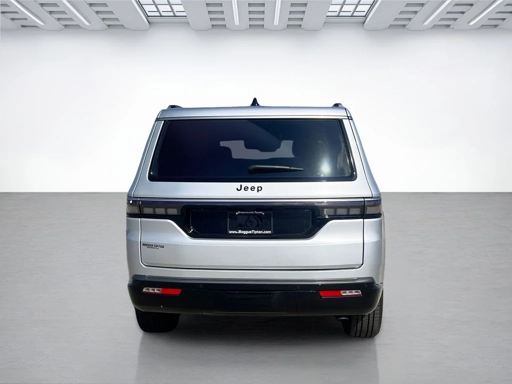 New 2026 Silver-Zynith Exterior Paint Jeep  image 4