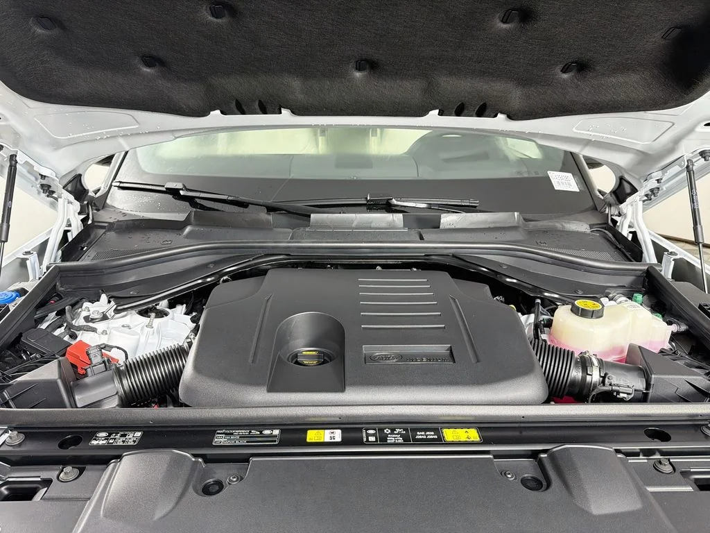 New 2027 Fuji White Land Rover SE image 32