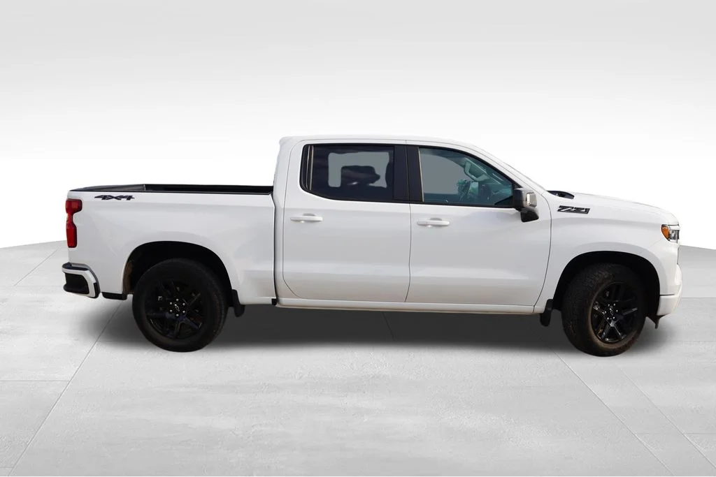 Used 2025 Summit White Chevrolet RST image 2
