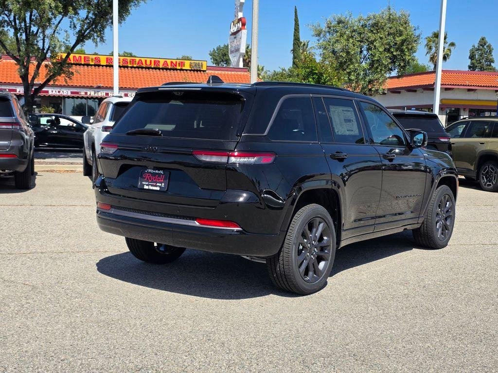 New 2026 Diamond Black Crystal Pearl-Coat Exterior Paint Jeep Limited Reserve image 4