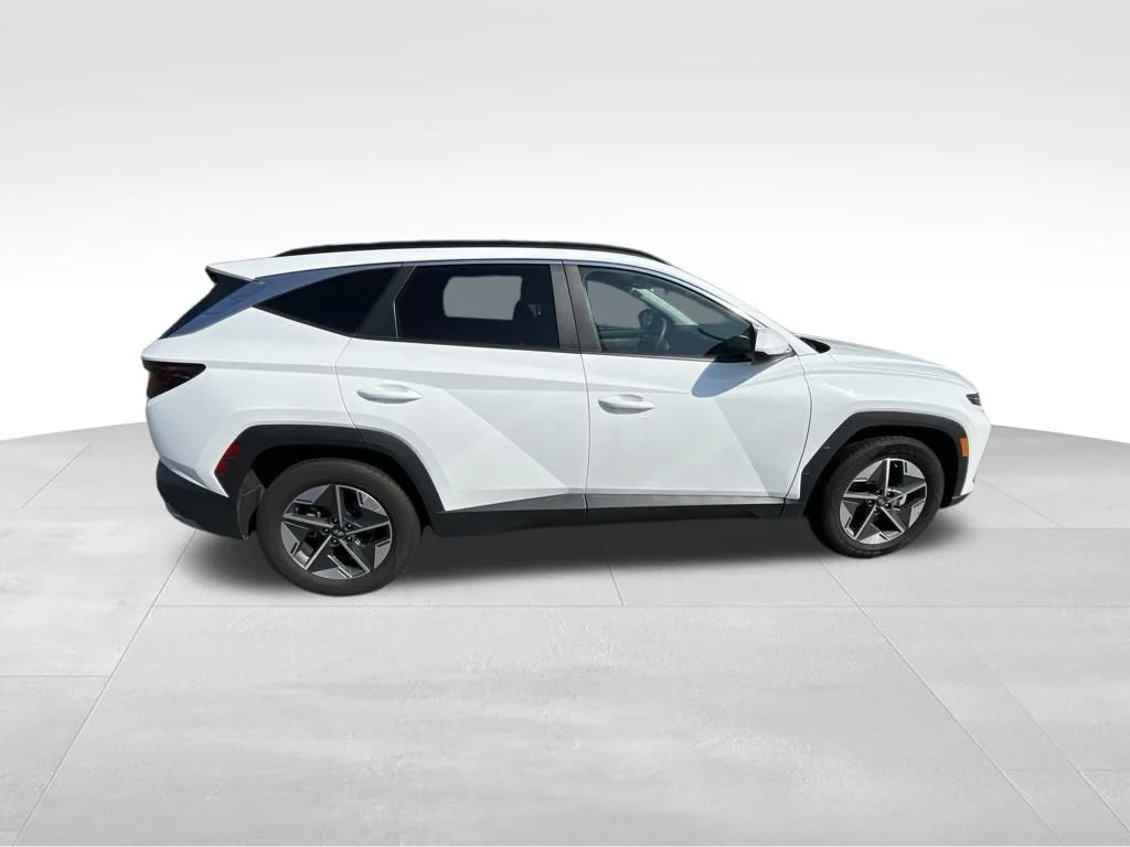 Used 2025 White Hyundai SEL image 21