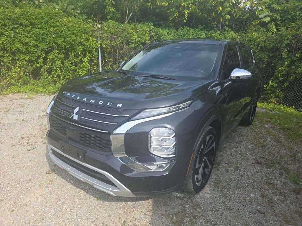 Used 2023 Black Mitsubishi SE image 6